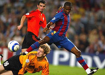 Eto'o salta por encima del portero del Shakhtar.