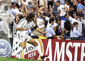 Raúl celebra su segundo gol a la Roma el martes pasado en el fondo sur del Bernabéu.
