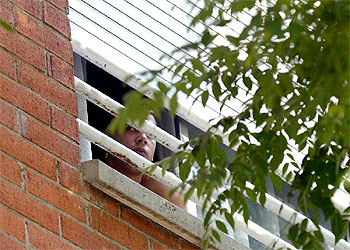 Jonathan, asomado a una ventana de su casa.