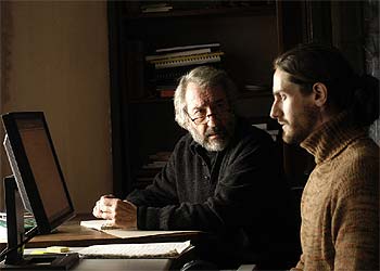 José Sacristán y Juan Diego Botto, en un fotograma de  Roma. 