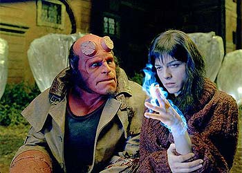 Ron Perlman y Selma Blair, en una imagen de  Hellboy. 