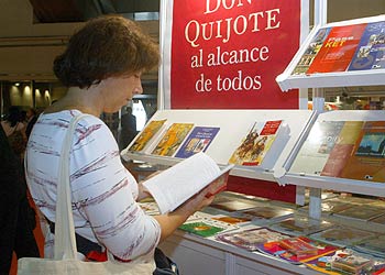 Un  stand  del Salón Liber en el que se exhiben ejemplares del  Quijote. 