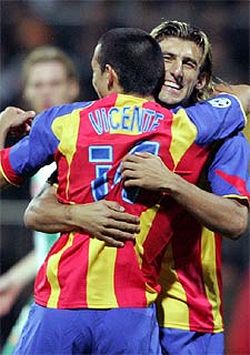 Vicente es abrazado por Angulo tras su gol al Werder Bremen.