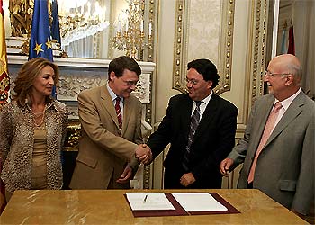 El ministro Sevilla saluda al representante de UGT, junto a la responsable de CC OO y al de CSIF.