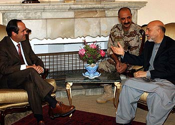 José Bono, durante su entrevista en Kabul con el presidente afgano, Hamid Karzai.rnrnEFE