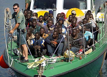 Un grupo de inmigrantes  sin papeles  llega a las costas de Fuerteventura a bordo de una lancha de la Guardia Civil.