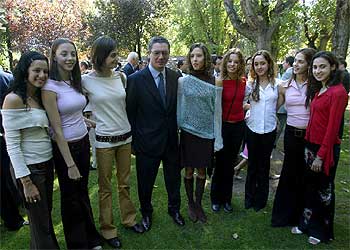El alcalde de Madrid, Alberto Ruiz-Gallardón, junto a las integrantes del conjunto de gimnasia rítmica.