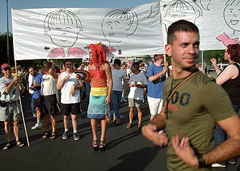 Manifestación del Orgullo Gay de 2001 en Madrid con el lema  Matrimonio ya, Igualdad ya. 