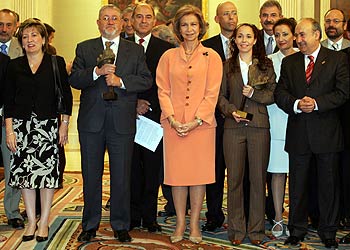 La Reina, junto a la ministra de Educación, María Jesús Sansegundo, y los maestros homenajeados.
