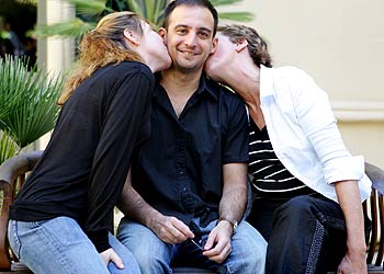 Las actrices Lola Dueñas y Mabel Rivero besan a Alejandro Amenábar, director de  Mar adentro .