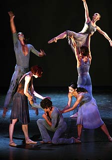 Bailarines del Béjart Ballet Lausanne, durante la gala en La Scala.