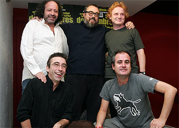 Detrás, Álex de la Iglesia, entre Manuel Tafallé (a la izquierda) y Enrique Martínez, productor y protagonistas de  Dos hombres sin destino . Delante, Pepón Montero (a la izquierda), director de la obra y coautor del texto con Juan Maidagán (a la derecha).