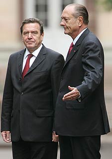 El alemán Schröder y el francés Chirac, ayer en Estrasburgo.