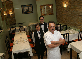 El  chef  Manuel Tabares, con dos de sus colaboradores, en el comedor del restaurante Villa de Foz, en Madrid.