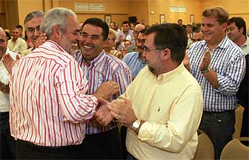 Antonio Ortega, a la izquierda, ayer en la presentación de su candidatura a la secretaría del PA.