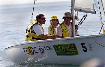 Un equipo de invidentes en uno de los barcos que participaron en el campeonato de vela de Burriana.