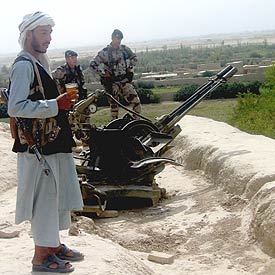 Un miliciano toma un té junto a militares españoles en una colina de la zona de Mazar-i-Sharif.