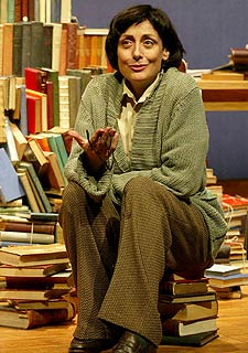 Carme Elías, en una escena de  84 Charing Cross Road.  