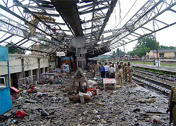 El andén de la estación de ferrocarril de Dimapur quedó destruido en uno de los atentados de ayer.