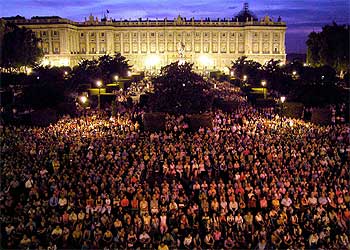 Miles de personas presencian la representación de  La Dolores  en la plaza de Oriente a través de una pantalla gigante.
