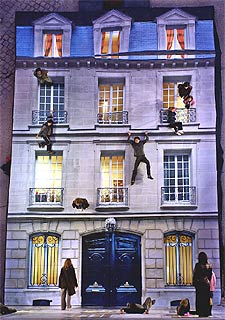  Efecto Spiderman  de una instalación con espejos de Leandro Erlich.