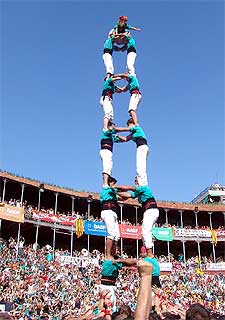 Los Castellers de Vilafranca levantan un  dos de vuit  en la plaza de toros de Tarragona.