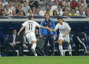 Owen saluda a Morientes al ser sustituido.