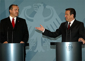 SCHRÖDER ELOGIA A ERDOGAN.