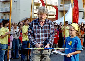 El cantautor Benito Lertxundi corta la cinta que abre el circuito de  Kilometroak 2004. 