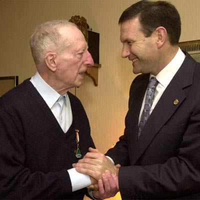Martín Ugalde, junto al  lehendakari  Juan José Ibarretxe, tras recibir el Premio Lan Onari (Al Buen Trabajo).