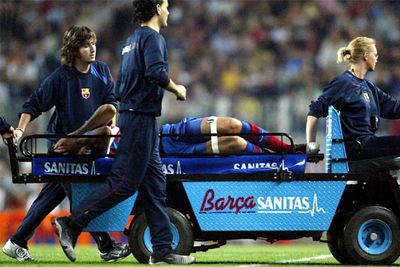 Edmilson es retirado del campo por las asistencias tras su lesión ante el Numancia.