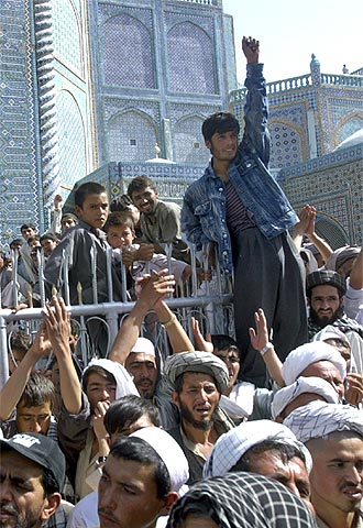 Partidarios de Yunus Qanuni durante un acto electoral ayer en Mazar i Sharif.