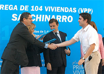 Gallardón entrega 104 viviendas sociales en Sanchinarro