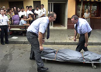 Traslado del cadáver de la mujer asesinada en Valencia.