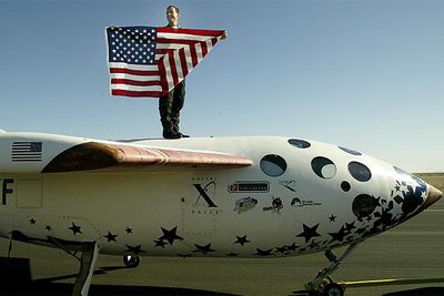 Brian Binnie posa encima de  SpaceShipOne  tras el segundo vuelo de calificación para el premio X Ansari.