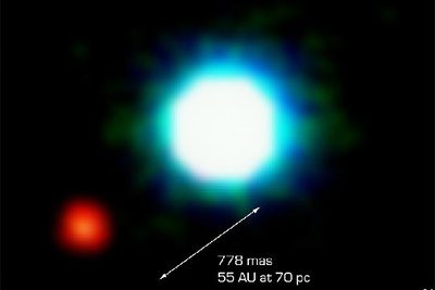 Imagen del posible nuevo planeta extrasolar junto a su estrella.