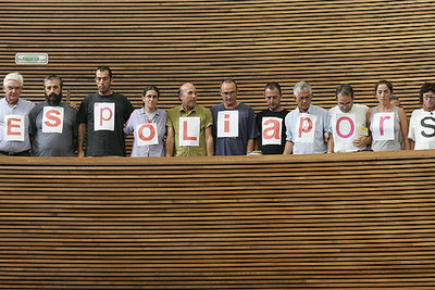 Integrantes de Salvem el Cabanyal, durante su protesta, con la palabra en valenciano 