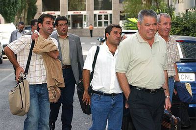 Representantes sindicales de Izar, a su llegada a la sede de la Sociedad Estatal de Participaciones Industriales.