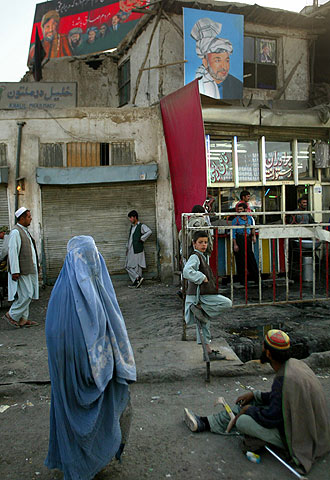 Carteles electorales para los comicios de mañana en una calle de Kabul.