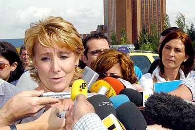 La presidenta de la Comunidad de Madrid, Esperanza Aguirre, en el hospital 12 de Octubre.