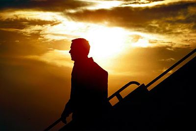 George W. Bush desciende del avión presidencial a su llegada al aeropuerto de San Luis.