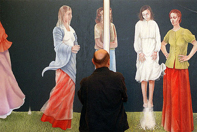 Un visitante contempla el díptico  Iniciación de la pequeña dama  (1984) en la exposición de Daniel Txopitea.