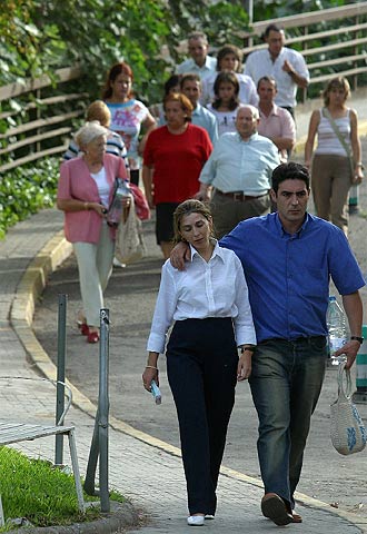 Familiares de Alfonsa Mohedano Romero tras reconocer su cadáver.