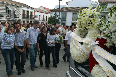 Familiares de Alfonsa Mohedano y vecinos de La Victoria, ayer, en el funeral.