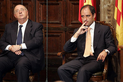 El presidente de las Cortes, Julio de España, y el de la Generalitat, Francisco Camps, ayer, durante el discurso institucional del 9 d'Octubre.