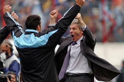 José Pekerman (derecha) celebra uno de los goles de Argentina a Uruguay.