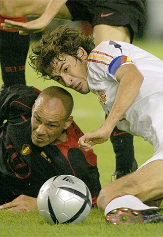 El belga Bisconti y Raúl, en una jugada del partido.