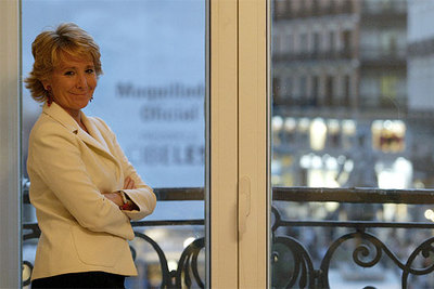 La presidenta de la Comunidad de Madrid, en su despacho de la Puerta del Sol.