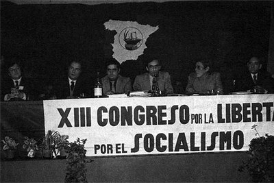 Mesa presidencial del XIII Congreso del PSOE, celebrado en Suresnes en octubre de 1974, en la que se puede ver a François Mitterrand y Alfonso Guerra.