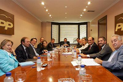Comité de dirección del PP, reunido el pasado lunes. De izquierda a derecha: Belén Bajo, Pío García-Escudero, José María Michavila, Soraya Sáenz, Sebastián González, Ángel Acebes, Mariano Rajoy, Eduardo Zaplana, Miguel Arias Cañete, Ana Pastor, Ignacio Astarloa, Carlos Aragonés y Francisco Villar.